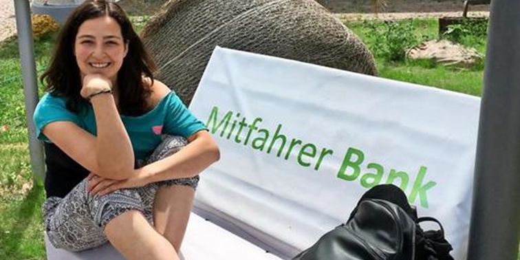Gemütlich auf die Mitfahrgelegenheit warten: Maria Kriz auf der Mitfahrbank am Bahnhof Fürstenberg